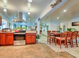 Expansive Getaway about 2 Miles to Mendenhall Glacier!, hotel en Mendenhaven