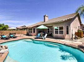 Tucson Home with Pool and Santa Catalina Mtn Views, hotelli kohteessa Tucson lähellä maamerkkiä Crooked Tree Golf Course