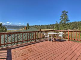 Cabin with Deck and Views Steps from Big Bear Lake, hotel in Fawnskin
