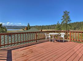 Cabin with Deck and Views Steps from Big Bear Lake, hotel s parkovaním v destinácii Fawnskin