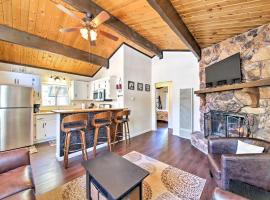 Cozy Cabin with Deck and Fireplace in Big Bear!, hotel di Big Bear City