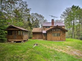 Boothbay Harbor Cabin with Spacious Deck and Yard!, alquiler vacacional en Boothbay Harbor