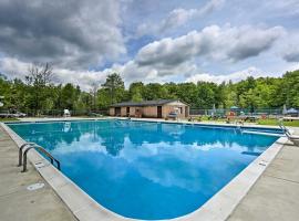 Cozy Arrowhead Lake Home with Sunroom and Pool Access!, hotel amb aparcament a Pocono Lake