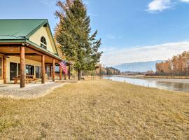 Kalispell Riverfront Home by Glacier National Park、カリスペルのホテル