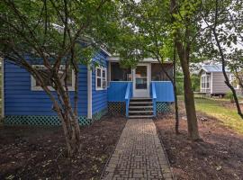 Middle Bass Island Home - Pool and Hot Tub Access! – hotel w mieście Put-in-Bay
