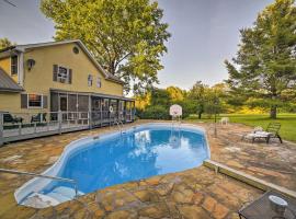 Private Dayton Home with Pool and Deck on 37 Acres!, hotel na may parking sa Dayton
