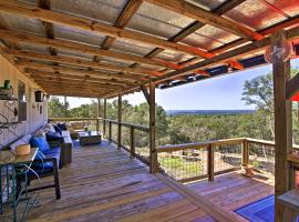Private Hill Country House with Deck on 7 Acres!, מלון עם חניה בLuckenbach