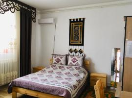 Guest House EtnoDom, hotel in Jalal-Abad