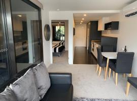 Midnight Luxe 1 BR Executive Apartment L1 in the heart of Braddon Pool Sauna Secure Parking Wine WiFi, holiday rental in Canberra