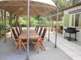 Comfortable holiday home with private pool, hotel in Fayence