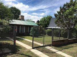 Santa Rosa con parque y rio Ideal para familias, hotel in Santa Rosa de Calamuchita