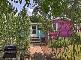 Cozy Middle Bass Cabin with Grill and Lagoon Access!, cottage sa Put-in-Bay