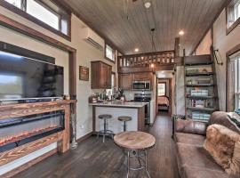 Secluded Morganton Tiny Home with Hot Tub Access!, hotell i Morganton