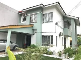 Emma Homestay, Bandar Tasik Puteri - 4 bedrooms, 3 bathrooms