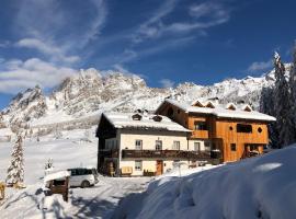 Ciasa Coletin, hotel near Son Forca - Forcella Staunies, Alvera