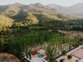 Complejo Rural Rio Tus, &kappa;ά&mu;&pi;&iota;&nu;&gamma;&kappa; &pi;&omicron;&lambda;&upsilon;&tau;&epsilon;&lambda;&epsilon;ί&alpha;&sigmaf; &sigma;&epsilon; Yeste