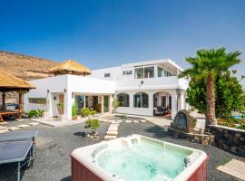 Villa Palacio and Yurt, villa a Tabayesco