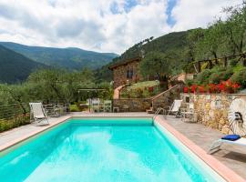 Vorno Villa Sleeps 8 with Pool Air Con and WiFi, hotel i Vorno
