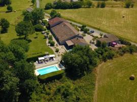 La Petite Auberge - Gîtes, hotel with pools in Razac-dʼEymet