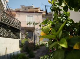 Nick & Santo's Holiday Homes B&B, hotel u gradu 'Giardini Naxos'