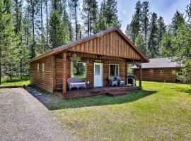 Custom Cabin with Grill and Fire Pit 7 Mi to Glacier!, hotel con parking en Coram