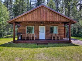 Cozy Cabin with Fire Pit and BBQ 7 Mi to West Glacier, hotel en Coram