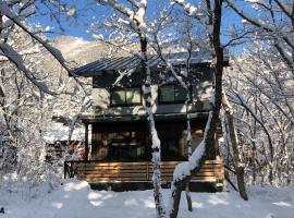 Ryder's House with FREE use of 4wd car, hotel cerca de Hakuba47 Winter Sports Park, Hakuba