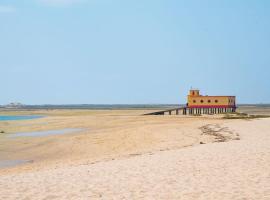 Cozy Fuseta Townhouse with Terrace Roof Solarium, 5min to Beach, Hotel in Fuseta