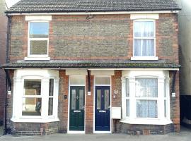 Victoria Road, comfortable 3 bedroom houses with fast Wi-Fi, feriebolig i Sittingbourne
