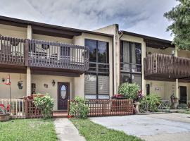 Updated Cape Canaveral Townhome, Walk to the Beach, hotel in Cape Canaveral