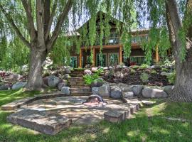 Rivers Edge Mtn Home Private Hot Tub and Views، فندق في غلينوود سبرينغز