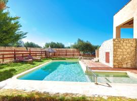 Villa Evenos of 3 bedrooms - Irida Country House of 2 bedrooms with private pools, hotelli kohteessa Elafonisi