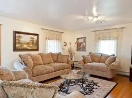 Modern Beautiful Apartment-5 Beds-Full Kitchen-Parking-Super Clean-Great for Groups