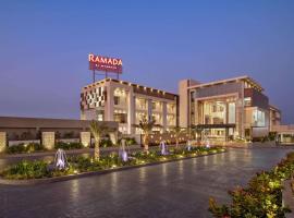 Ramada by Wyndham Gandhidham Shinay, hotelli Gāndhīdhāmissa