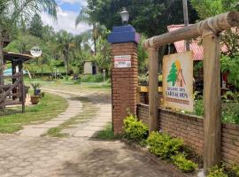 Recanto dos Carvalhos - Pousada Camping: São Lourenço'da bir otoparklı otel