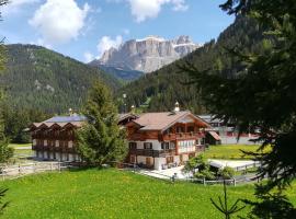 Appartamenti Agriturismo Cèsa Ciasates, hotelli kohteessa Canazei