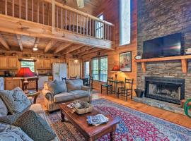Riverbend Reserve Cabin with Yard and Fire Pit!, villa in Ellijay