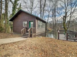 Cozy Heber Springs Cabin with Deck and Dock!, hotel with parking in Heber Springs