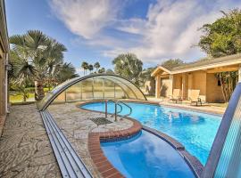Waterfront Harlingen Home with Pool, Patio and Gazebo! – hotel w mieście Harlingen