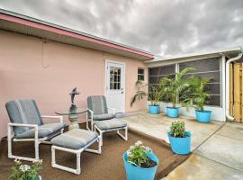 Indialantic Apt with Bikes - 1 Mi to Melbourne Beach, casa per le vacanze a Indialantic