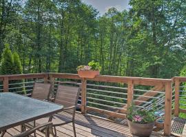 Cozy Retreat with Fire Pit - Near Mendenhall Glacier, hotelli kohteessa Juneau