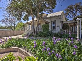 Charming New Braunfels Home with Spacious Deck!、ニューブローンフェルズのホテル