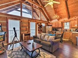 Sevierville Cabin with Private Hot Tub and Fireplace!, hotel en Sevierville