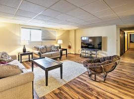 Lakefront Fairbanks Unit, 1 Mile to Pioneer Park!，位于费尔班克斯国际机场 - FAI附近的酒店