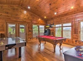 Sevierville Cabin with Hot Tub and Large Deck!, hotel in McCookville