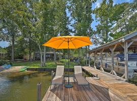 Lake Sinclair Crooked Creek Cottage with Fire Pit!, hotel in Eatonton