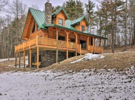 Family-Friendly Warsaw Cabin with Deck and Fireplace!, villa i Warsaw
