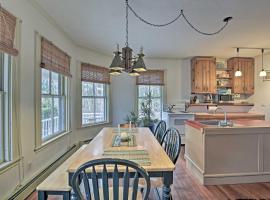 Easy Access to Beaches Vineyard Haven House, ξενοδοχείο στο Vineyard Haven