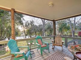 Riverfront Martindale House with 2 Covered Decks, hotell i Martindale