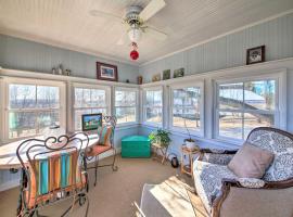 Cozy Augusta Home with Porch Walk to Katy Trail!, hotel amb aparcament a Augusta